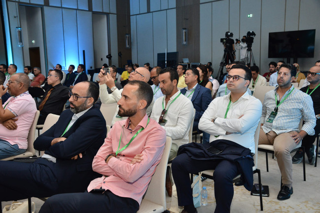 لقاء تواصلي مع المغاربة المقيمين بالخارج المشاركين في الاحتفالات المخلدة للذكرى السادسة والعشرين لعيد العرش المجيد